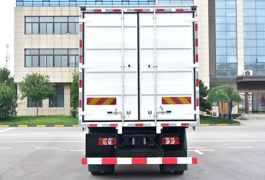 Shacman X9 Van Light Truck (4)