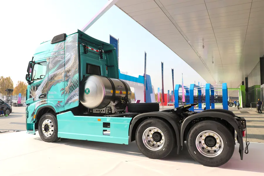 Shaanxi Automobile X6000 Gas Truck-1