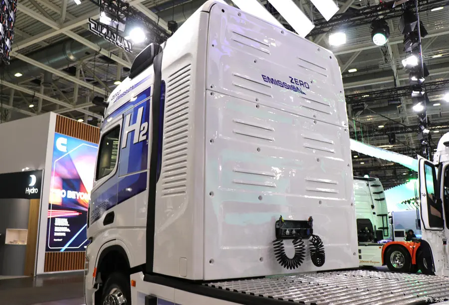 Shacman X6000 Tractor Truck (4)