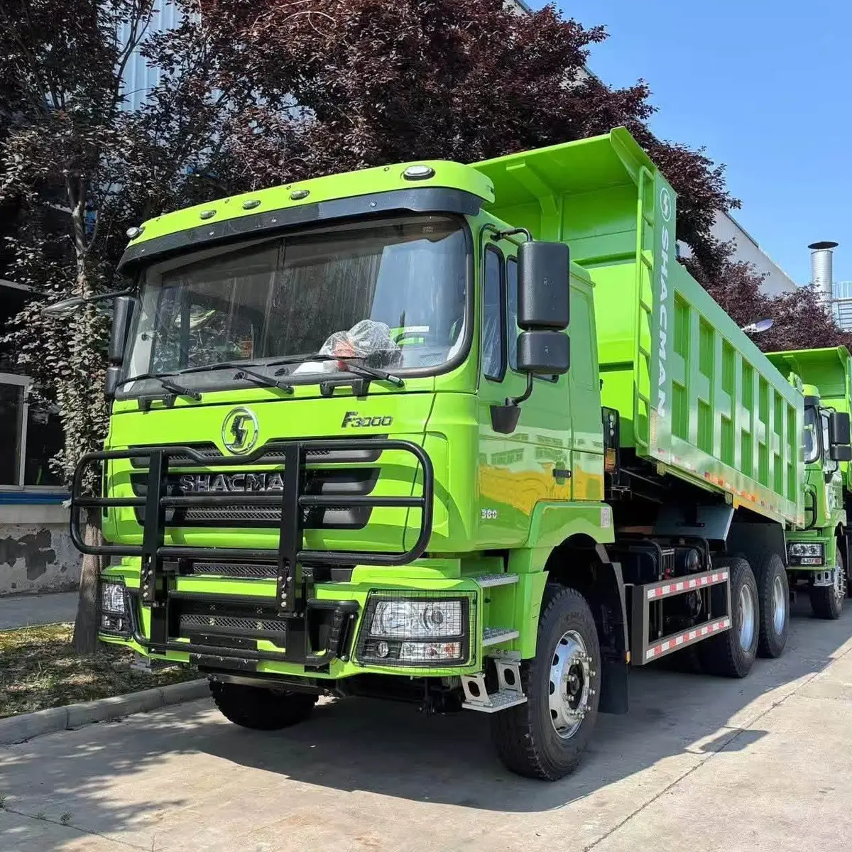 Green SHACMAN F3000 8x4 dump truck with front guard for heavy duty construction