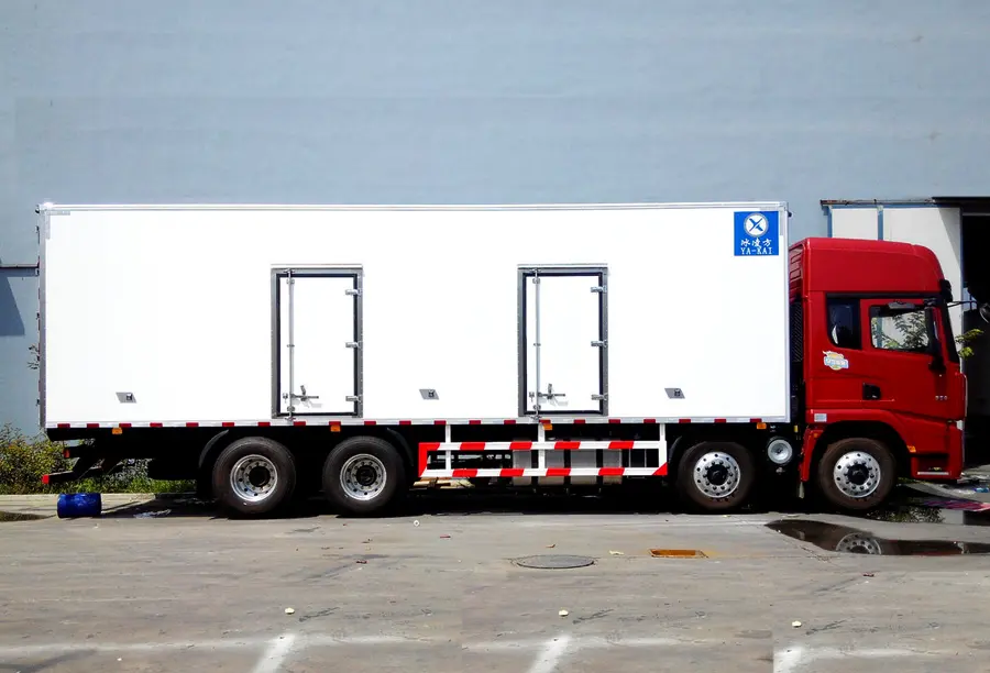 Shacman X3000 Refrigerated Truck | 8×4 Heavy Duty Reefer Truck